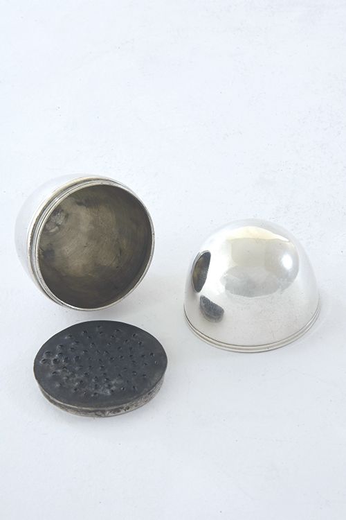 fig 2. George III Nutmeg Grater 1792