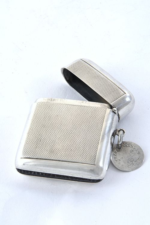 fig 4. Large Solid Silver Vesta Case 1919