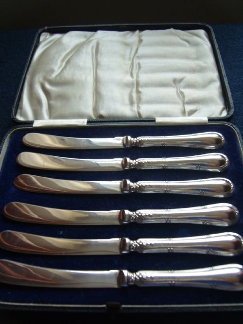 Lovely Boxed Set Silver Handled Desert Knives