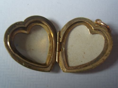 fig 2. Lovely Vintage 9ct Gold Back & Front Heart Locket