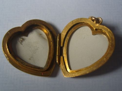 fig 2. Stunning Vintage Heart Shaped 9ct Gold Back & Front Locket