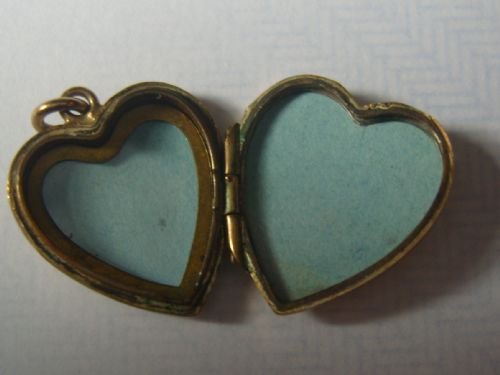 fig 2. Lovely Small Vintage Heart Shaped 9ct Gold Back & Front Locket