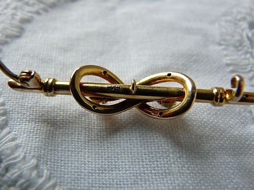 fig 1.
Stunning Victorian 15ct gold 'Lovers' Knot' brooch Sapphires