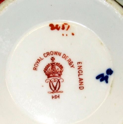 fig 1. ROYAL CROWN DERBY IMARI 2451 SUGAR BOWL DATE 1900