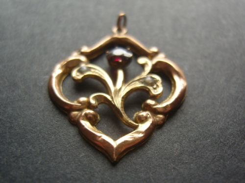 fig 3. 9CT GOLD EDWARDIAN GARNET AND SEED PEARL PENDANT