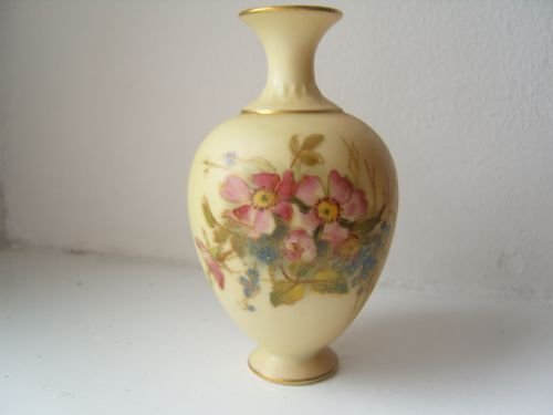 Lovely Royal Worcester Miniature Blush Ivory Vase 1911
