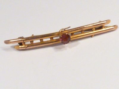Lovely Edwardian 9ct Gold Brooch with Garnet