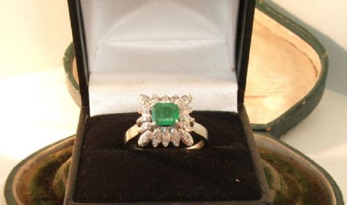 Stunning Art Deco 18ct White Gold Diamond and Emerald Ring
