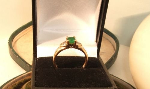 fig 2. Lovely 18ct gold vtg Emerald trilogy brilliant cut natural diamond ring deco