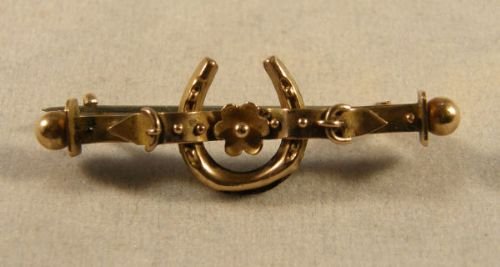 fig 2. ANTIQUE VICTORIAN SOLID 9 CT GOLD BUCKLE BROOCH WITH HORSEHOE & FLOWERS 1887