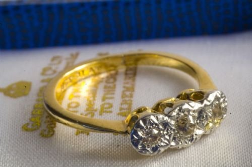 fig 2. BEAUTIFUL ANTIQUE 18ct SOLID GOLD NATURAL V V S CLARITY DIAMOND TRILOGY RING