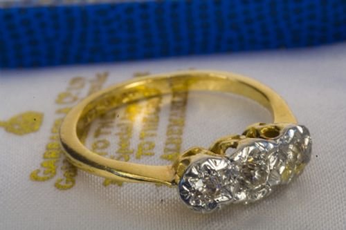 fig 4. BEAUTIFUL ANTIQUE 18ct SOLID GOLD NATURAL V V S CLARITY DIAMOND TRILOGY RING