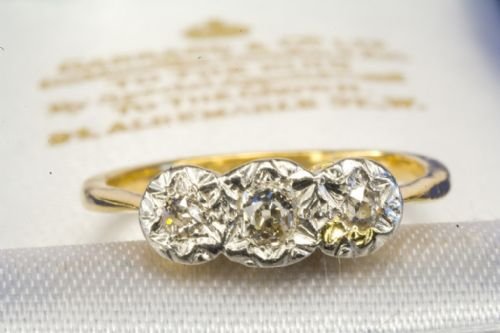 fig 1. BEAUTIFUL ANTIQUE 18ct SOLID GOLD NATURAL V V S CLARITY DIAMOND TRILOGY RING