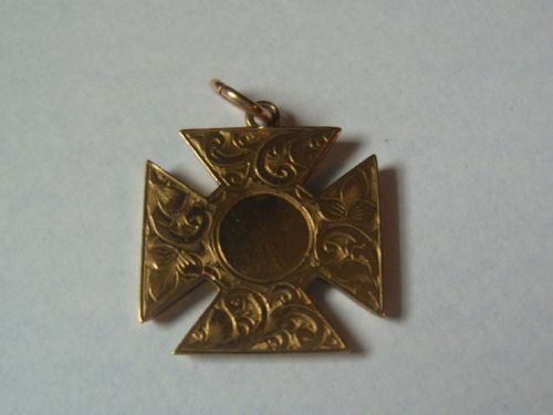 Lovely 9ct Gold Maltese Cross Pendant