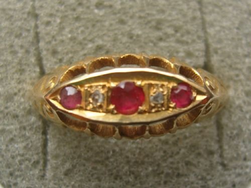 Lovely Ruby & Diamond 18ct Gold Ring, Chester Hallmark 1918.