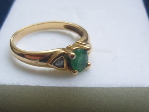 fig 3. Lovely 18ct gold vtg Emerald trilogy brilliant cut natural diamond ring deco
