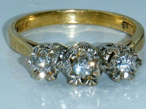 Stunning 18ct Yellow Gold Vintage Trilogy Diamond Ring Size Q
