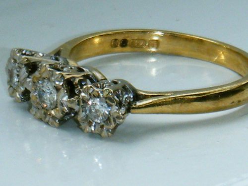 fig 1. STUNNING 18CT YELLOW GOLD VINTAGE TRILOGY DIAMOND RING SIZE Q
