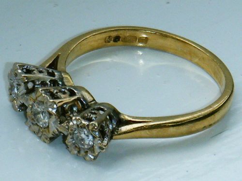 fig 2. STUNNING 18CT YELLOW GOLD VINTAGE TRILOGY DIAMOND RING SIZE Q