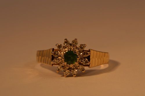 Stunning 18ct Gold Emerald & Diamond Cluster Ring
