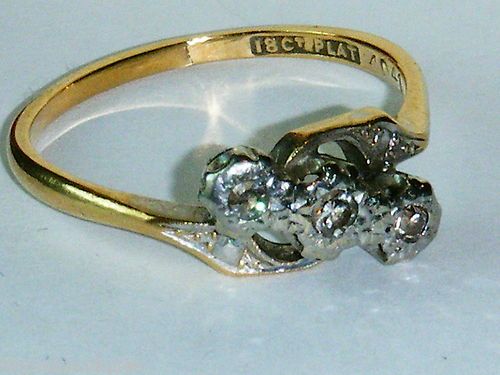 Lovely Edwardian 18ct Yellow Gold 3 Stone Diamond Crossover Ring