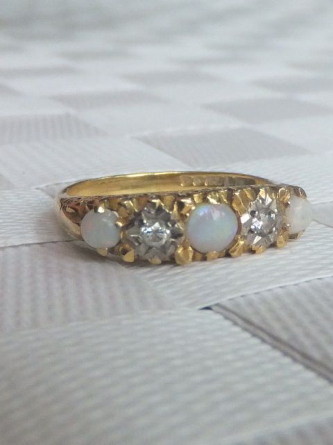 Lovely 1930s Opal & Diamond 18ct Gold Ring.