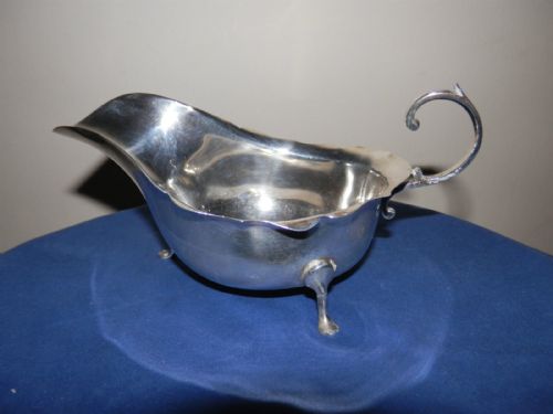 Lovely Solid Silver Sauce Boat Hallmarked Wm. Bruford & Sons. London 1915. 84.2gms