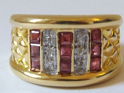 Stunning Heavy 18ct Gold Ruby & Diamond Ring