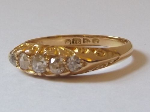 Lovely 18ct Gold Diamond 5 Stone Ring
