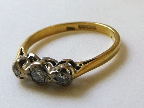 Lovely Dainty 18ct Gold 3 Stone Diamond Ring