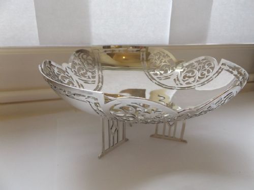 Beautiful Hallmarked Silver Pierced and Footed Centre Bowl Walker & Hall Sheffield