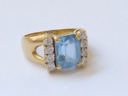 Stunning 18ct Gold 3ct Blue Topaz & 0.4ct Diamond Ring