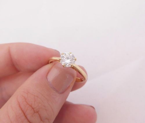 Stunning 18ct Gold 0.8ct Diamond Solitaire Ring