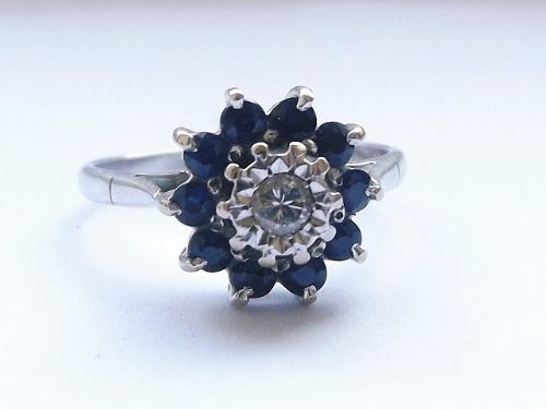 Lovely 18ct White Gold Sapphire & Diamond Cluster Ring