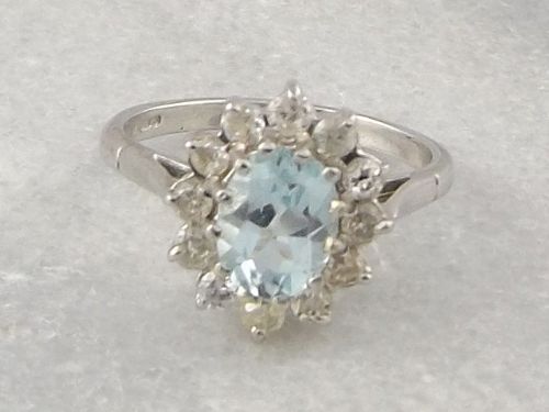 Lovely 18ct White Gold Blue Topaz & Diamond Ring