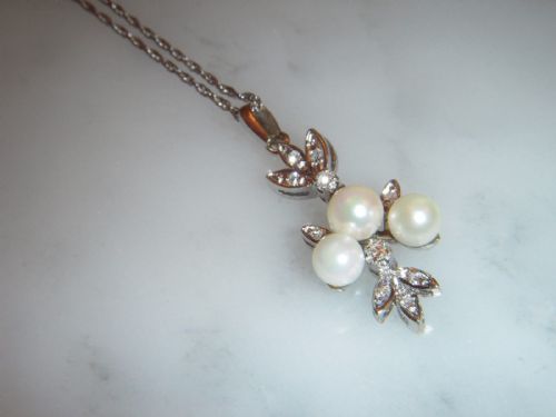 Lovely Art Deco 18ct White Gold Diamond & Cultured Pearl Pendant & Chain