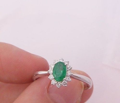 Lovely 18ct White Gold Emerald & Diamond Cluster Ring