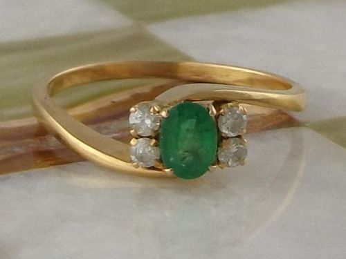Super 18ct Gold Art Deco Emerald & Diamond Twist Ring