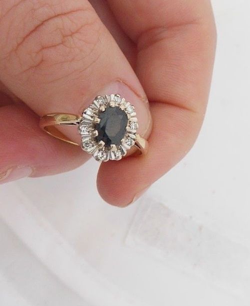 Pretty 18ct Gold Diamond & Sapphire Cluster Ring