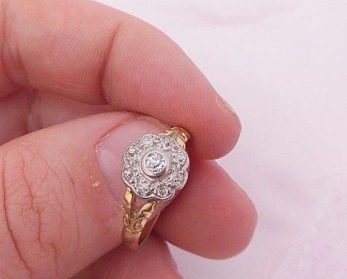 Fine 18ct Gold Art Deco Diamond Flower Ring