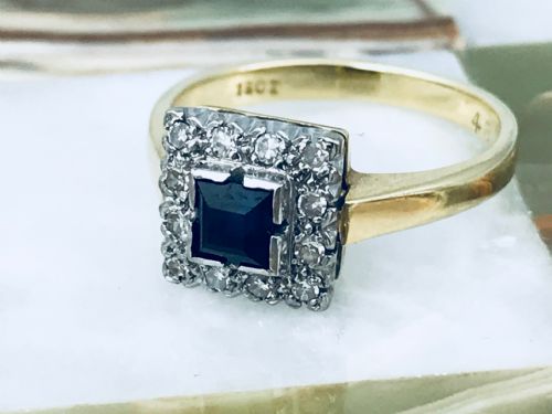 A Lovely 18ct Yellow Gold Art Deco Sapphire and Diamond Ring