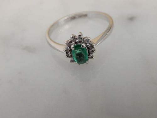 Lovely 18ct White Gold Emerald and Diamond Ring