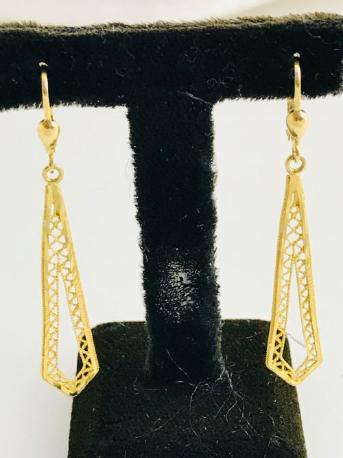 A Lovey Pair of 14ct Drop Earrings with Clasp
