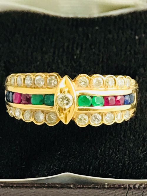 A Beautiful and Unusual 18ct Multi Gem Stone Ring. 5.3g Size N1/2