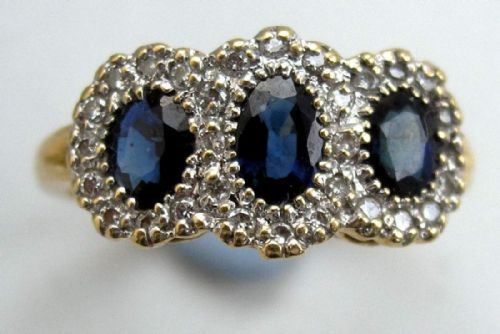 A Stunning 18ct Gold Sapphire and Diamond Ring. Size N
