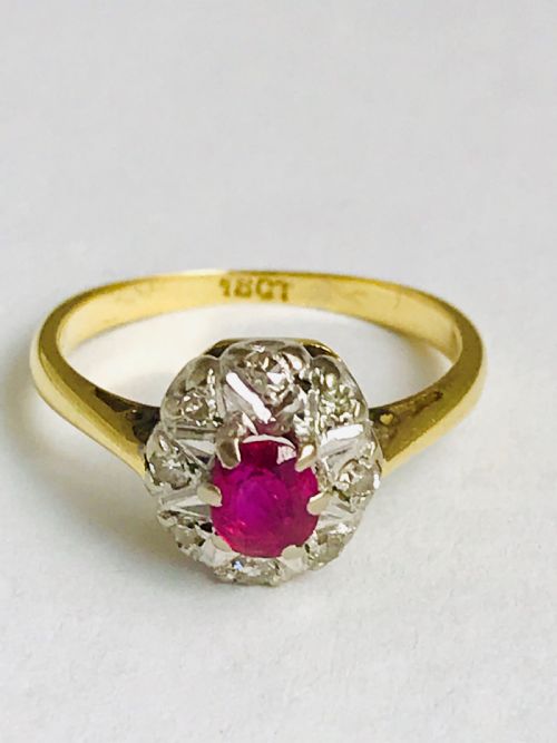 Beautiful 18ct Gold Art Deco Ruby & Diamond Cluster Ring