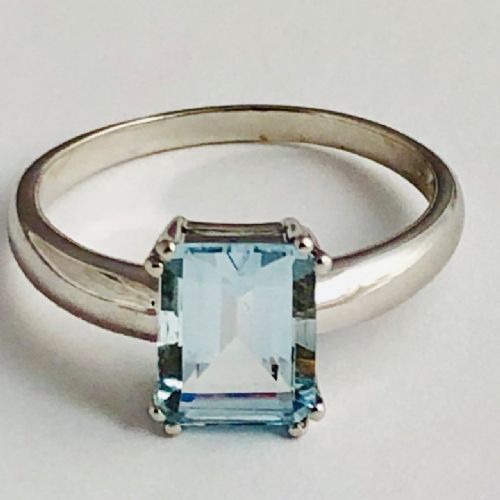 Beautiful 2.1/4ct Emerald Cut Aquamarine 18ct White Gold Ring