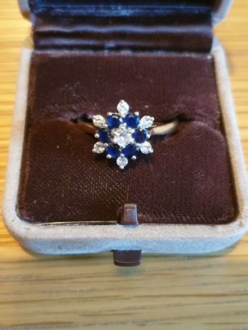Beautiful 18ct Gold Sapphire and Diamond Flower Ring