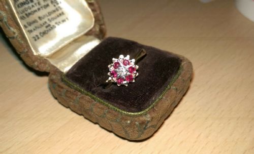 Beautiful Hallmarked 18ct Gold Diamond & Ruby Flower Cluster Ring 


Beautiful Hallmarked 18ct Gold Diamond & Ruby Flower Cluster Ring