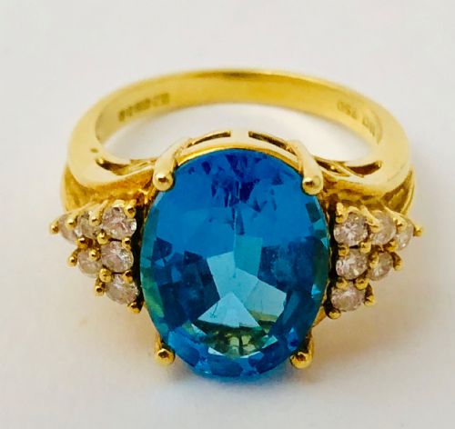 Beautiful 18ct Gold 7.5t Blue Topaz Diamond Heavy Ring